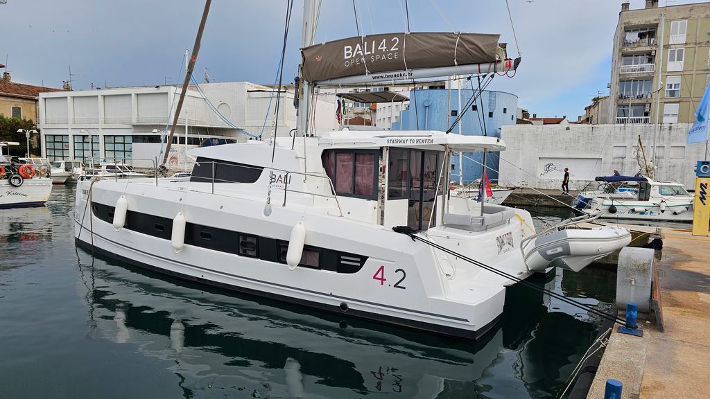 Bali 4.2 „Stairway To Heaven“ als Charteryacht
