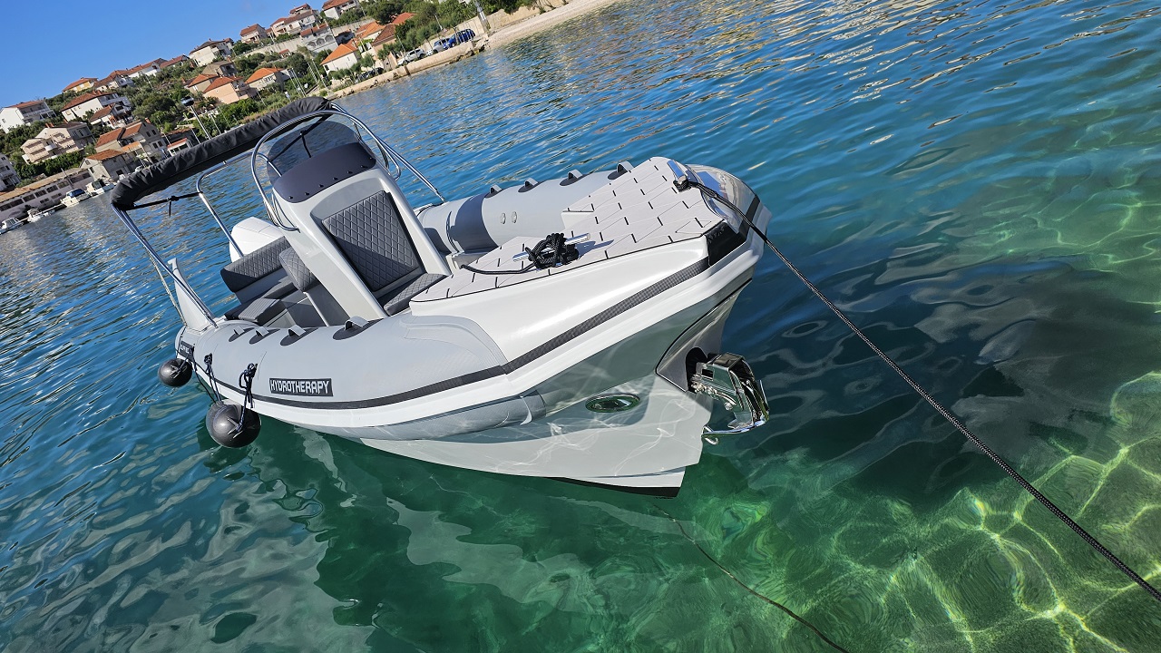 Bura 8.0 Step „Hydrotherapy“ als Charteryacht