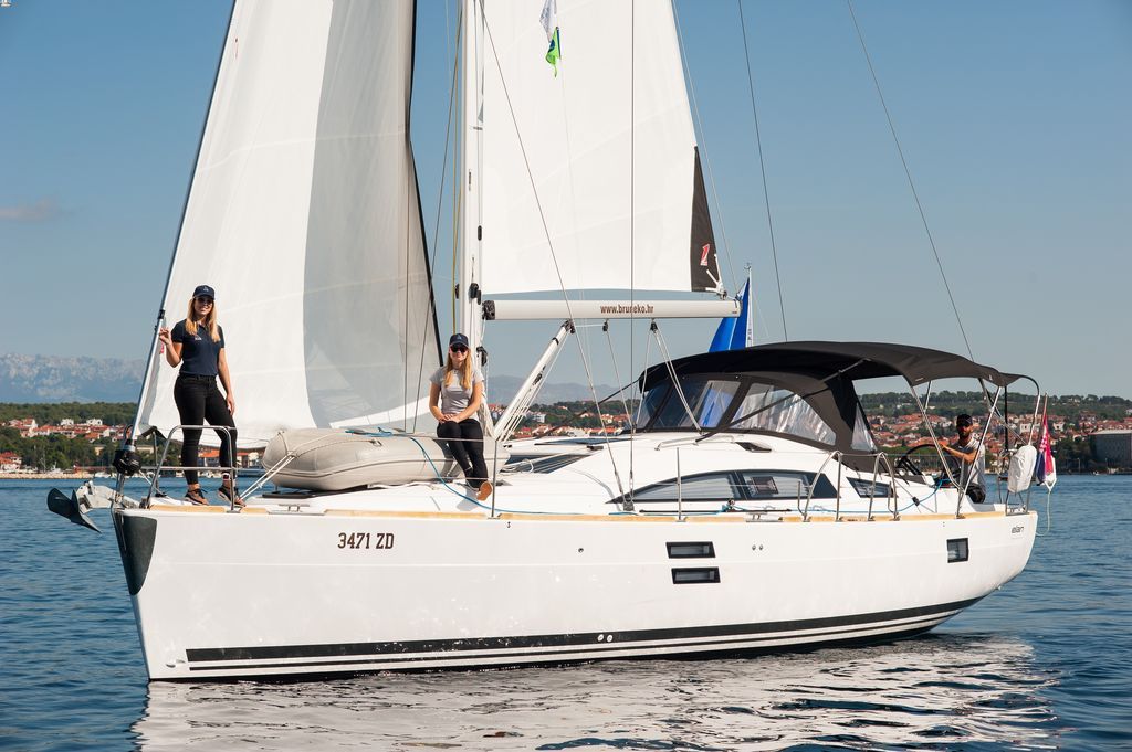 Elan Impression 40.1 „Baby Shark“ als Charteryacht