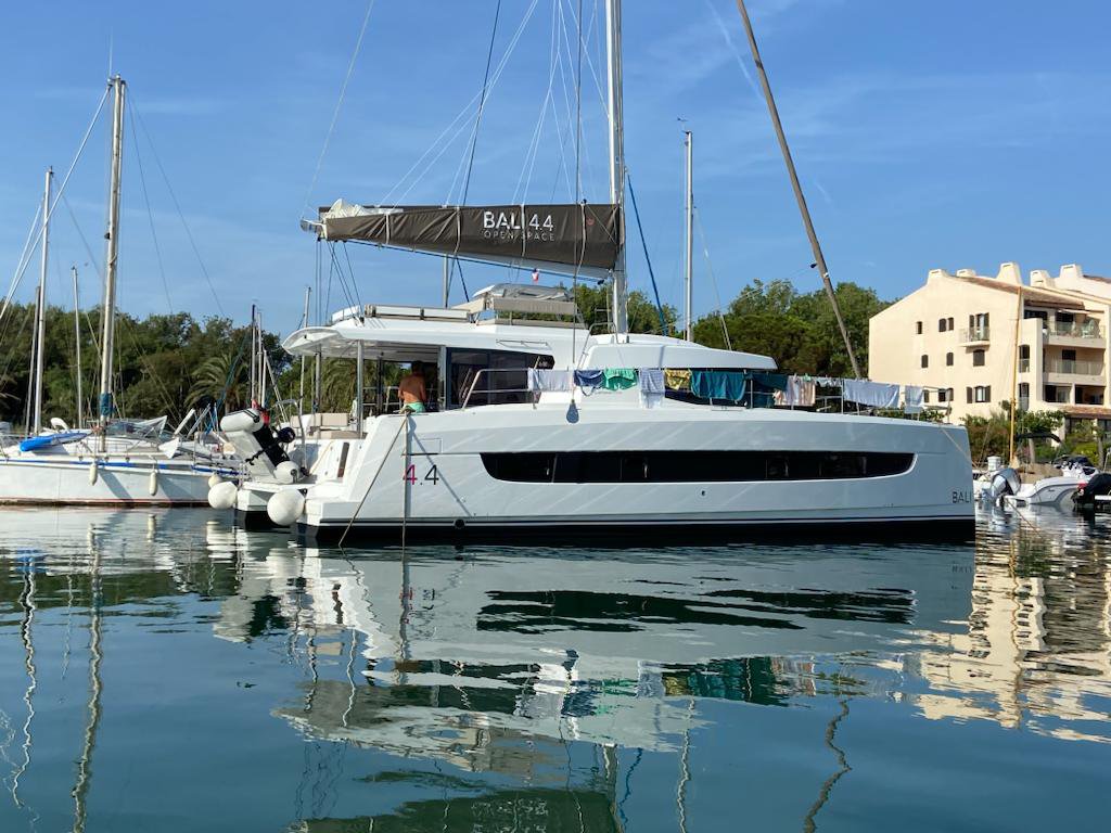 Bali 4.4 „Enterprise“ als Charteryacht