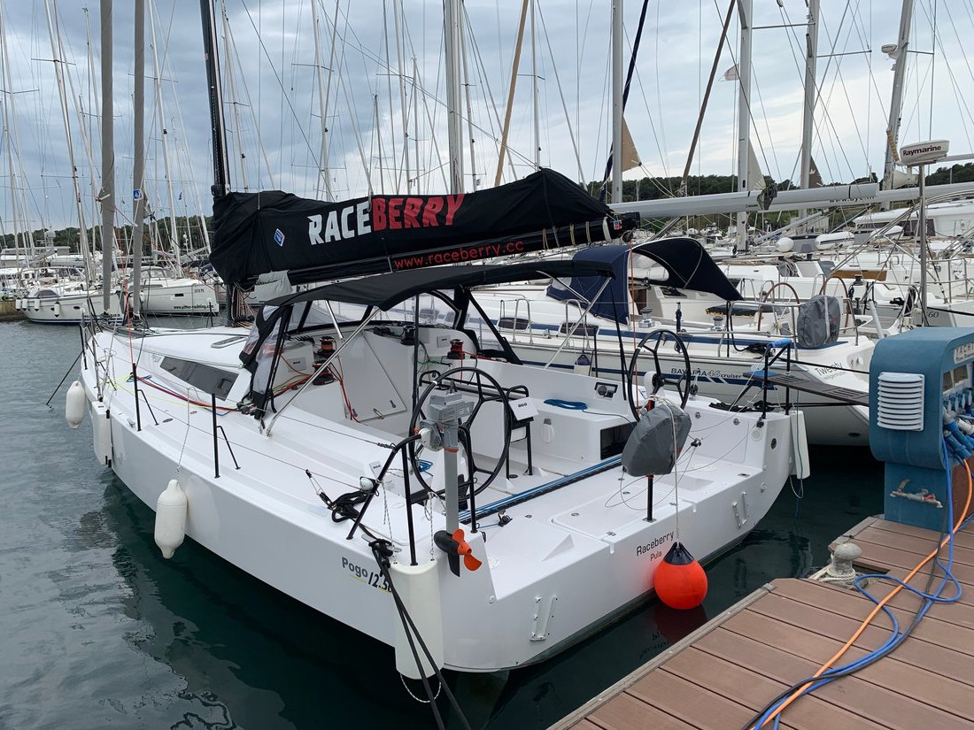 Pogo 12.50 „Raceberry“ als Charteryacht