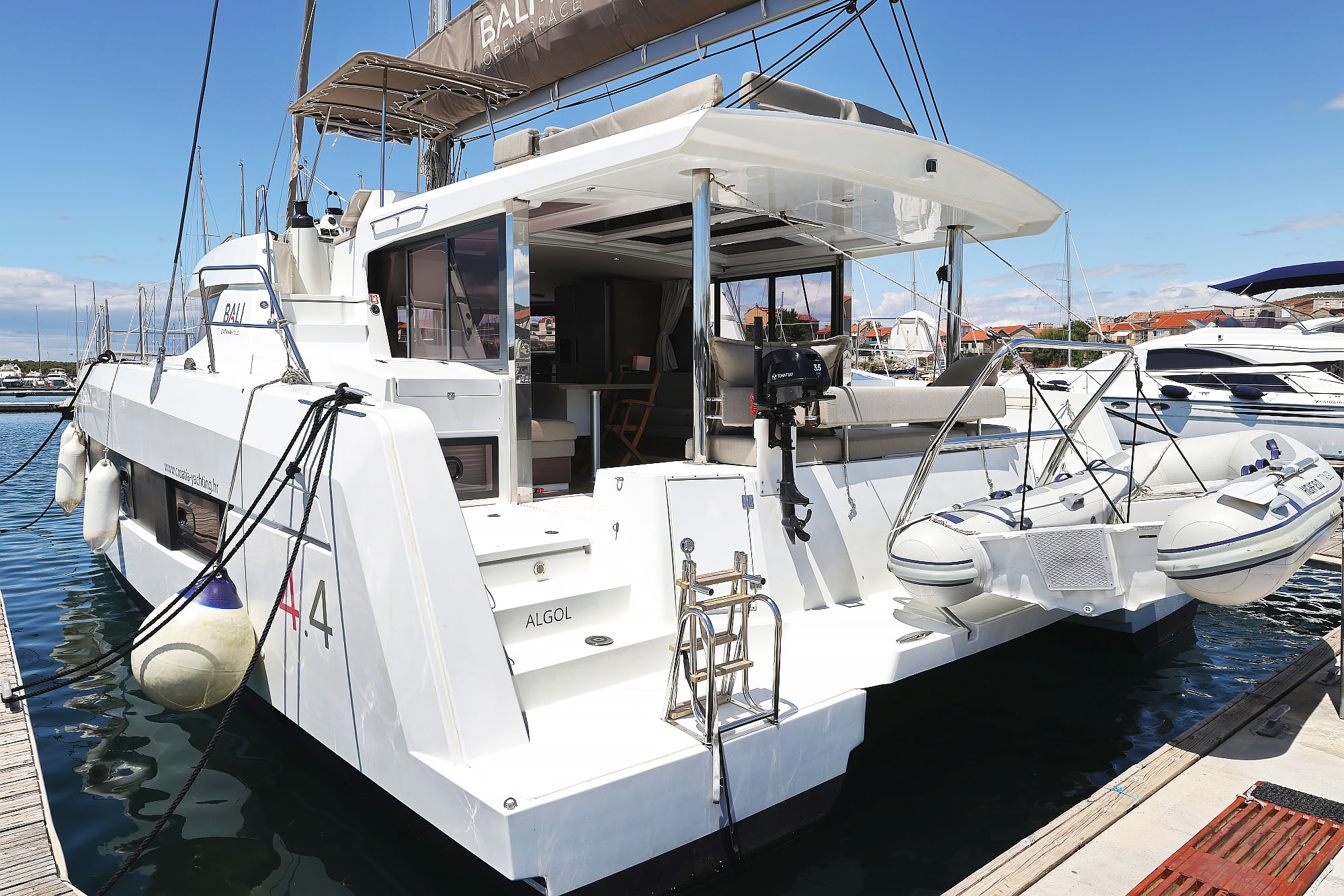Bali 4.4 „Algol“ als Charteryacht