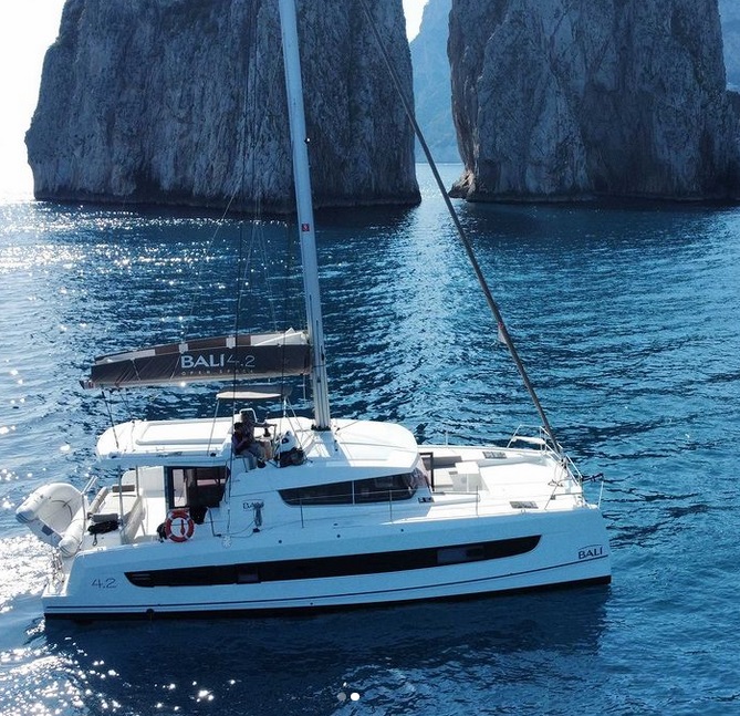 Bali 4.2 „Ferdi“ als Charteryacht