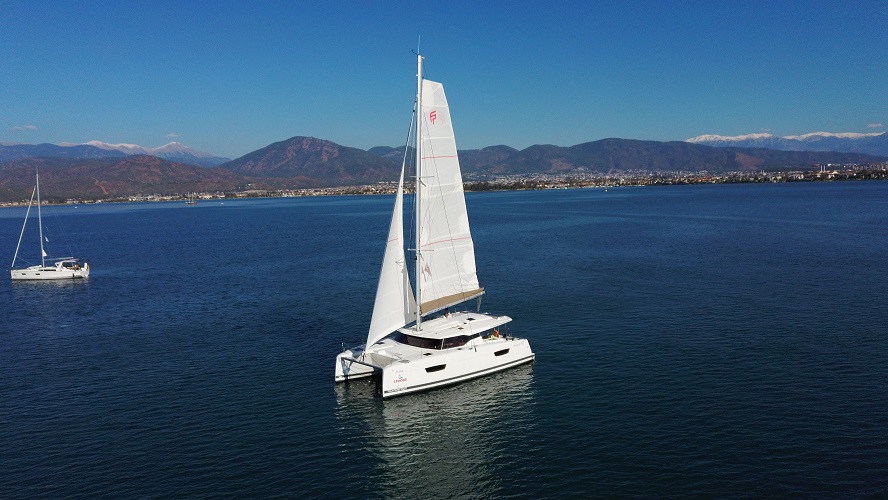 Astréa 42 (4+2cab) „Gloria“ als Charteryacht