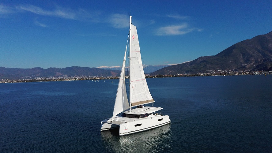 Astréa 42 (4+2cab) „Reina“ als Charteryacht