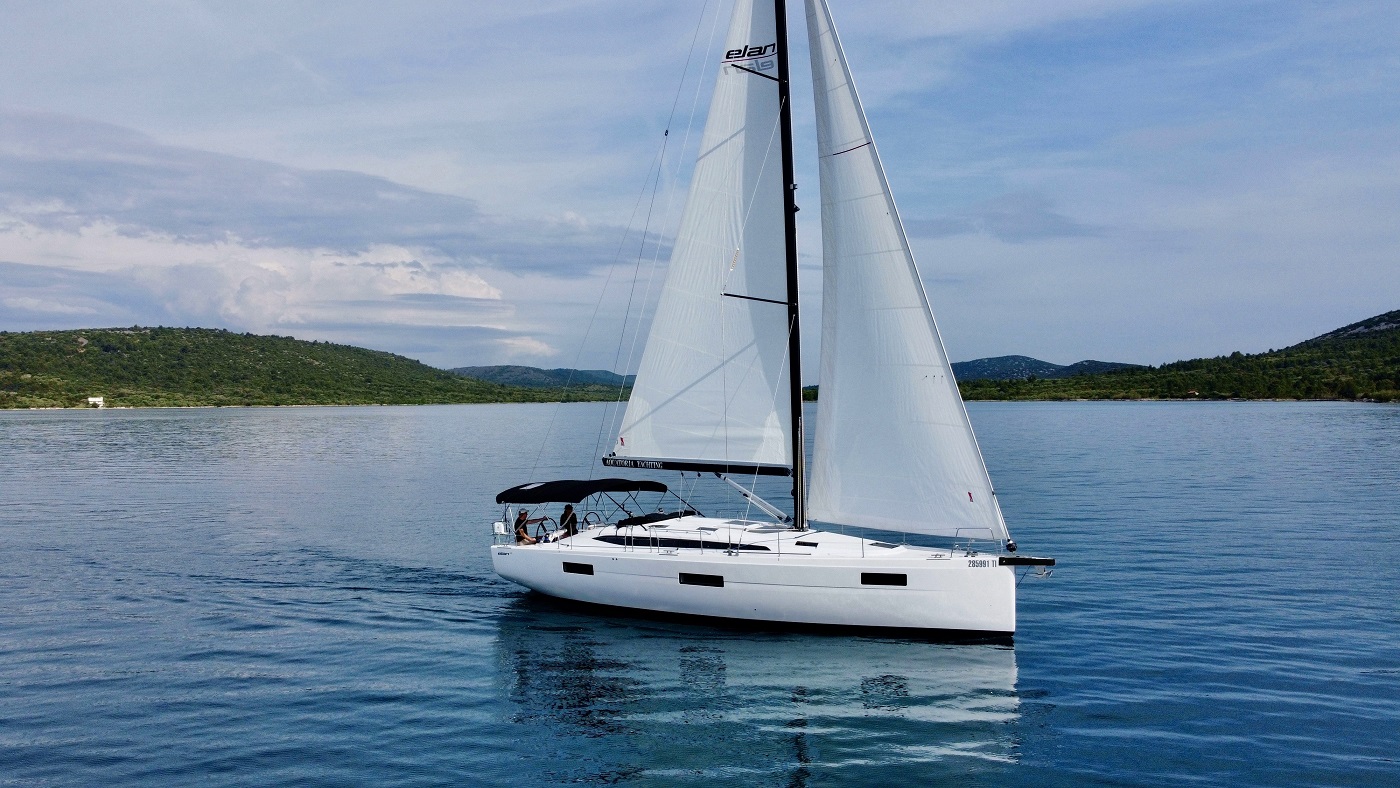 Elan Impression 45 „A'more“ als Charteryacht