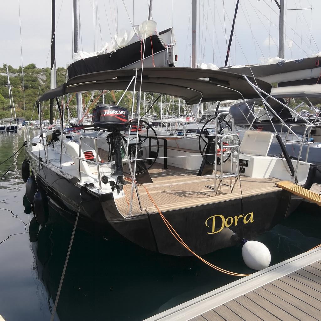 More 55 (5+1cab/ 3+1WC) „Dora“ als Charteryacht