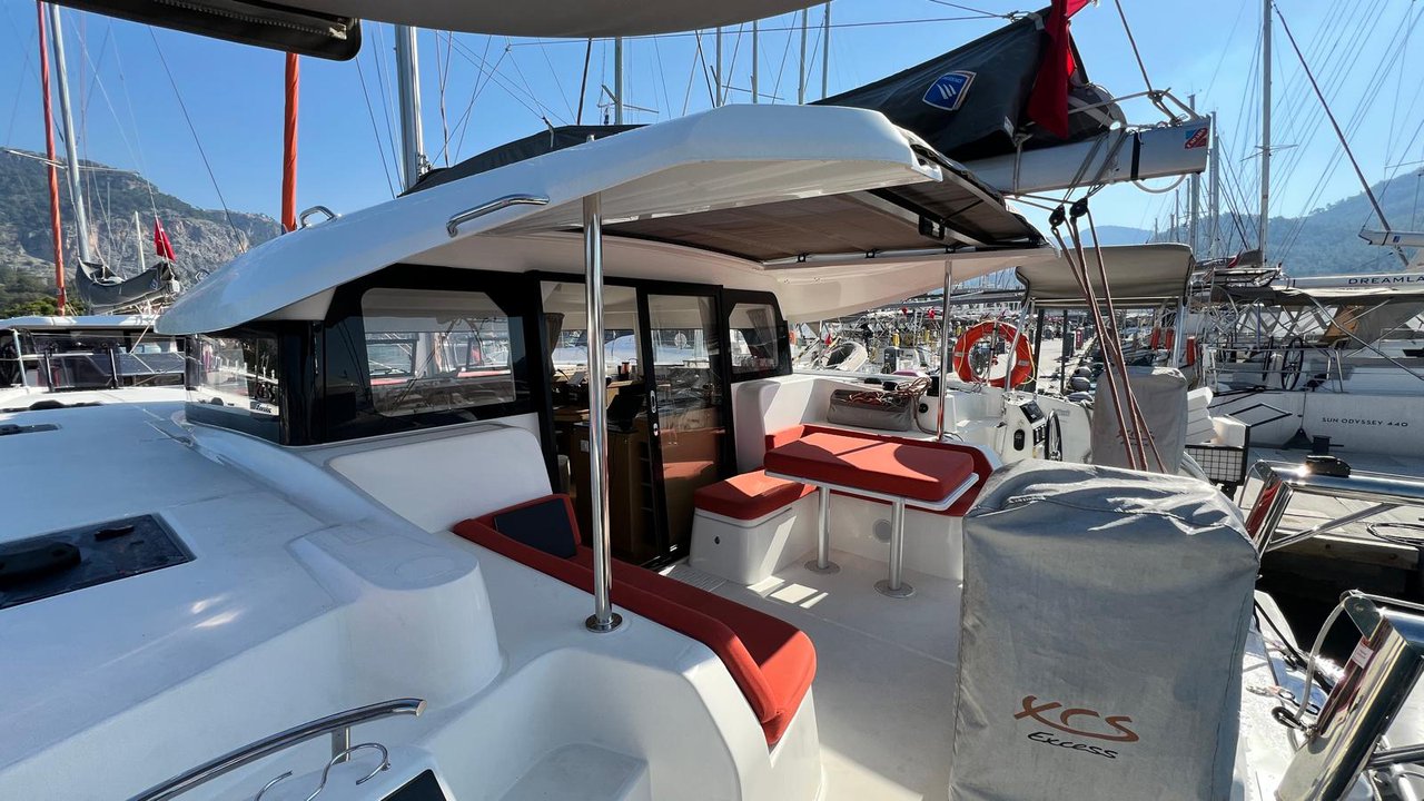 Excess 11 „Smota“ als Charteryacht