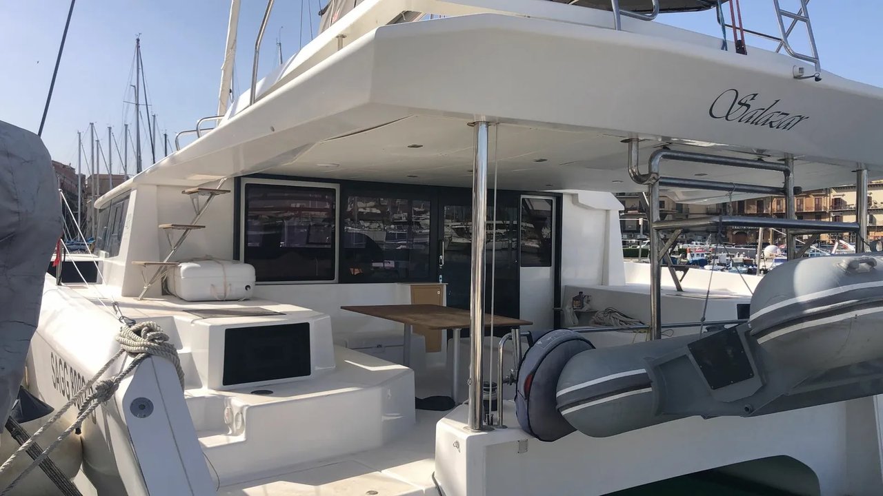 Dufour 48 Catamaran (5+1 cab) „Salazar“ als Charteryacht