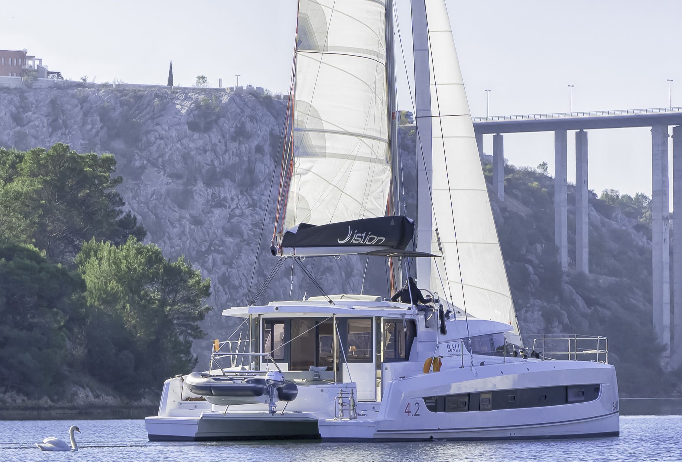 Bali 4.2 „First Spark“ als Charteryacht