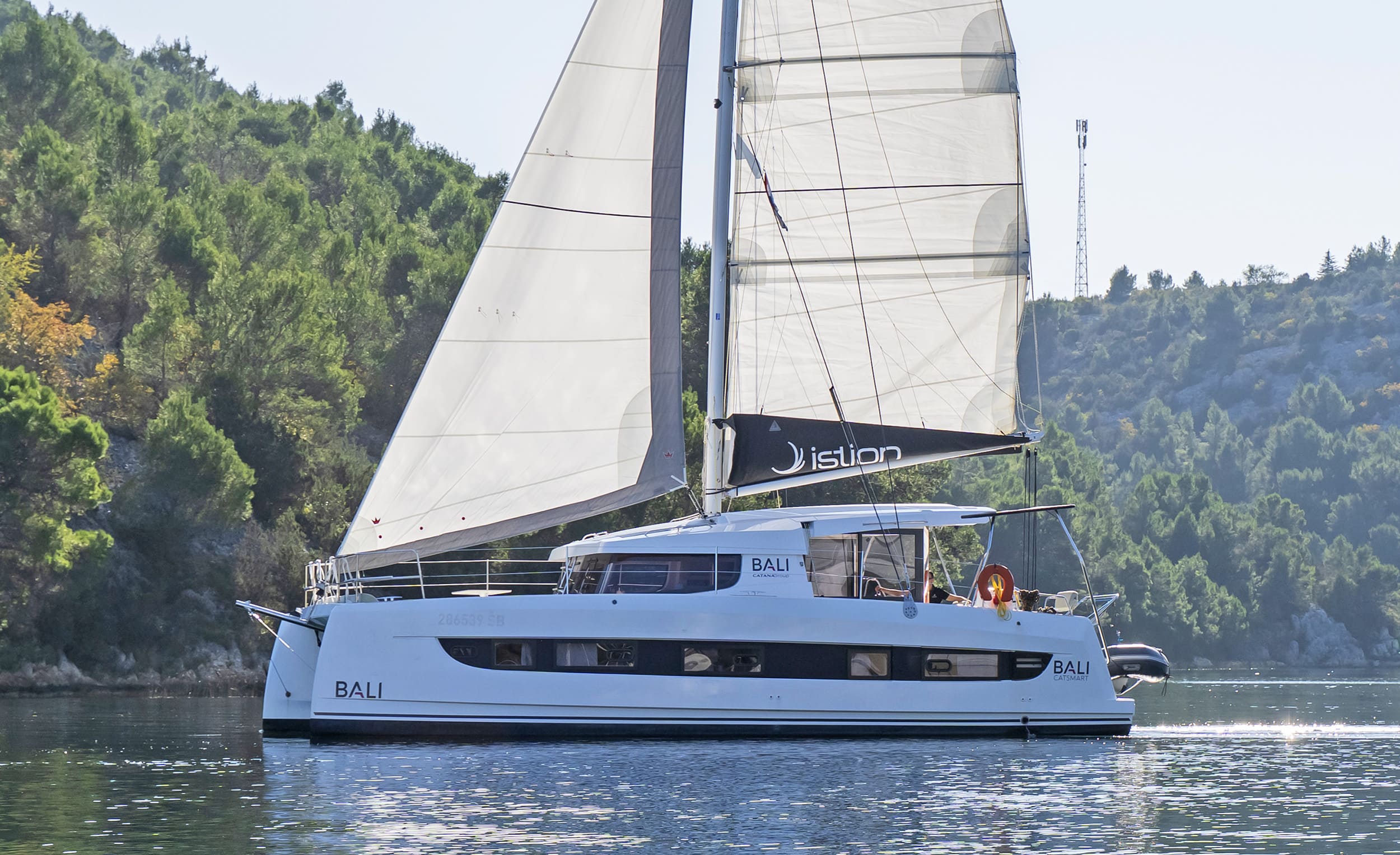 Bali Catsmart „First Toy“ als Charteryacht