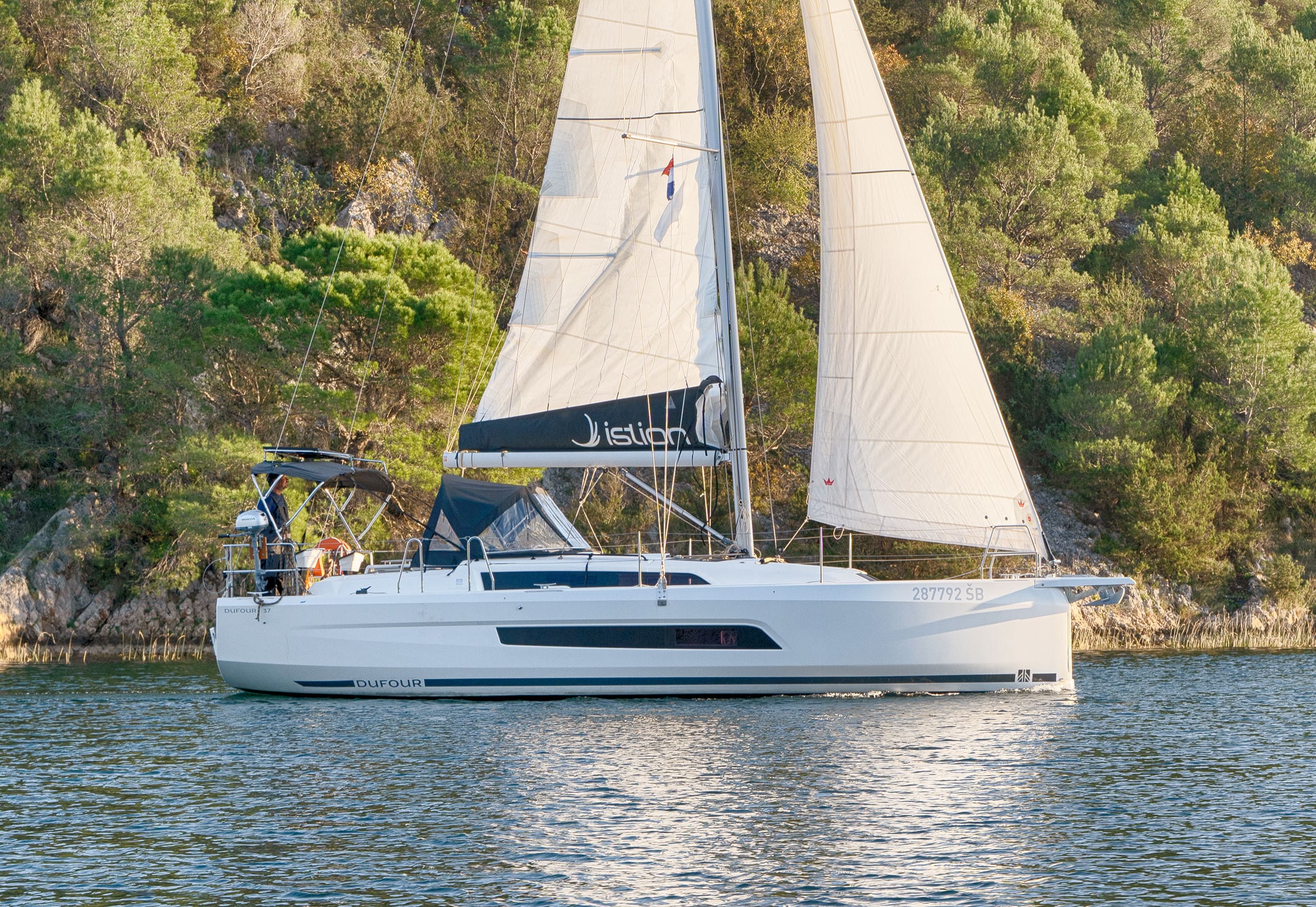 Dufour 37 (3 cab.) „First Laugh“ als Charteryacht