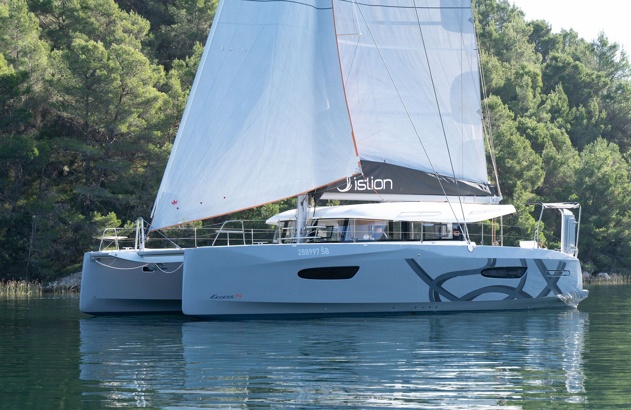 Excess 14 „First Journey“ als Charteryacht