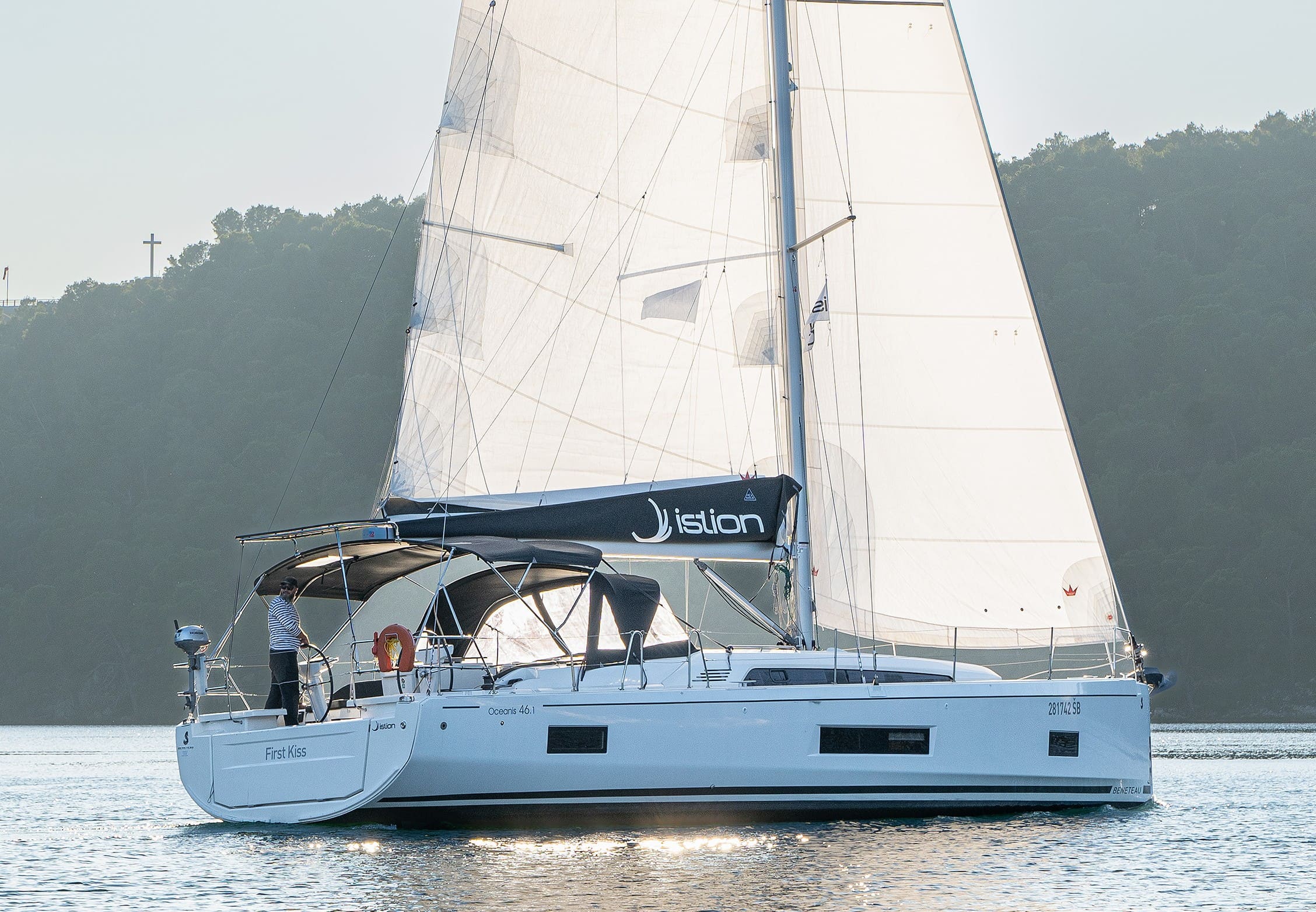 Oceanis 46.1 (4cab/4wc) „First Kiss“ als Charteryacht