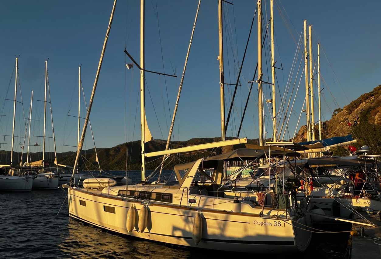 Oceanis 38.1 (3cab2wc) „Ida“ als Charteryacht