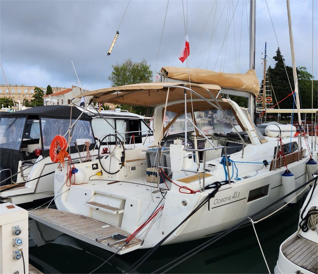 Oceanis 41.1 „Office 2“ als Charteryacht