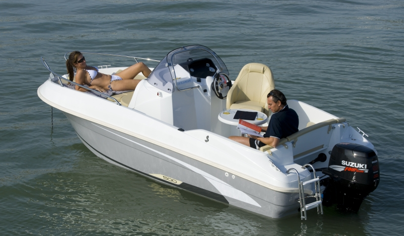 Flyer 550 Sundeck „Beba“ als Charteryacht