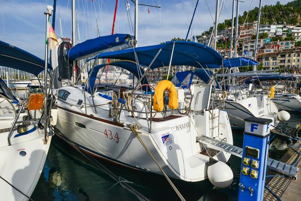 Oceanis 43 (4cab/2wc) „Soyamaje“ als Charteryacht