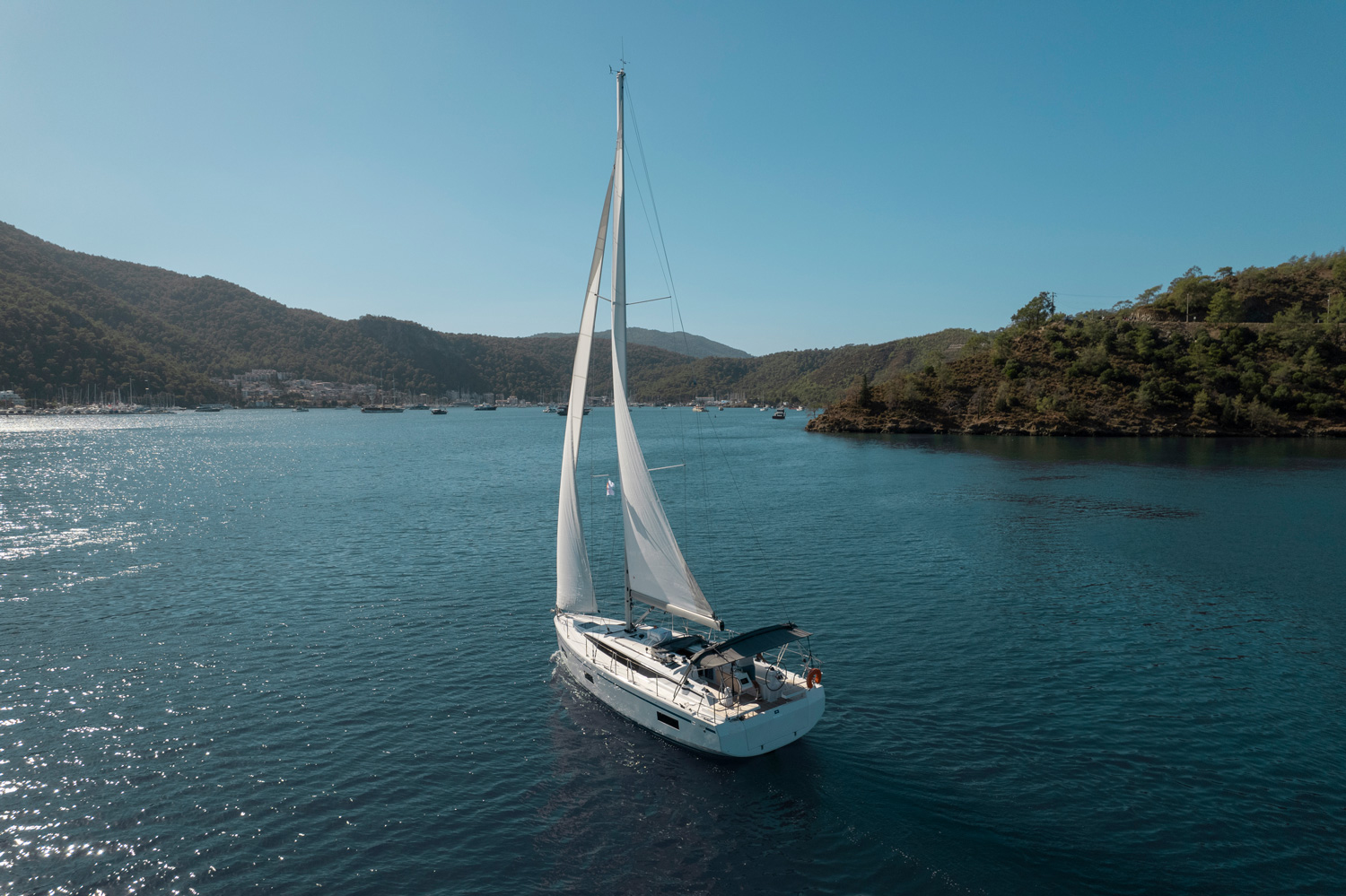 Bavaria C38 „Arinna“ als Charteryacht