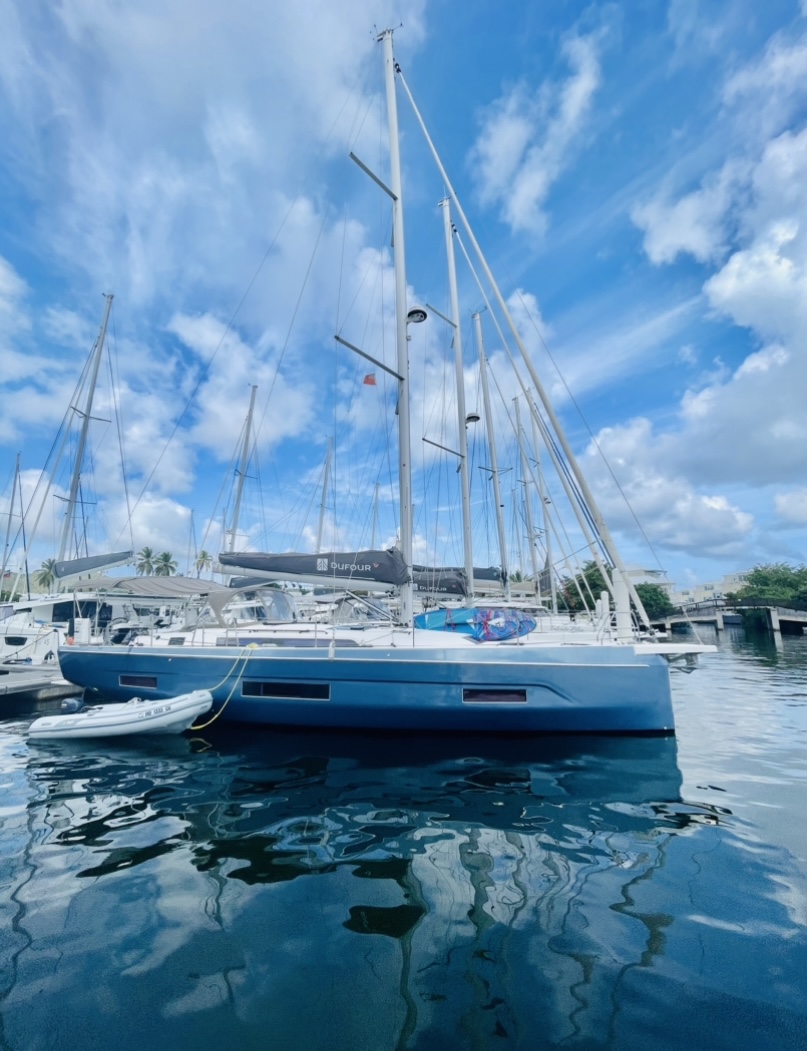 Dufour 470 „Knot Online“ als Charteryacht