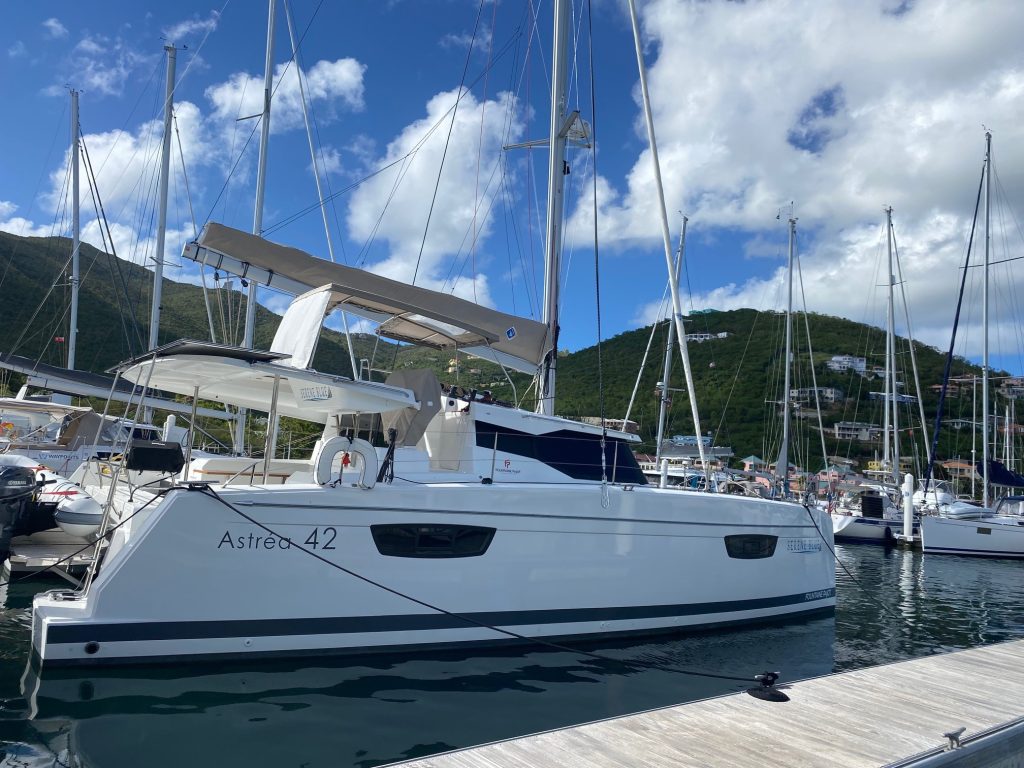 Astréa 42 (3cab) „Serene Blue“ als Charteryacht