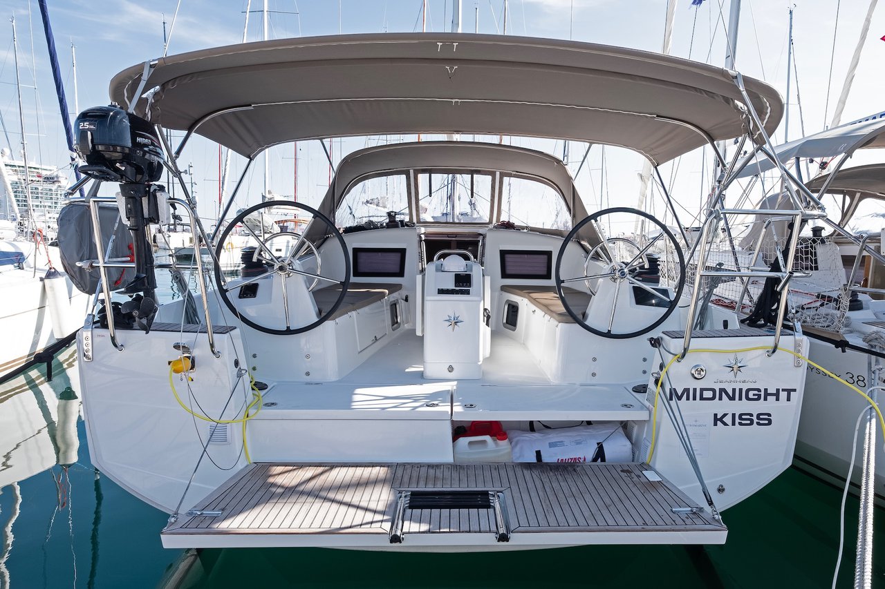 Sun Odyssey 410 (3cab) „Midnight Kiss“ als Charteryacht