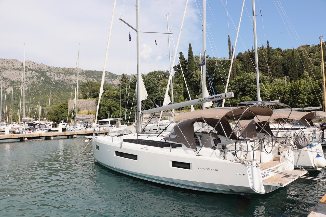 Sun Odyssey 410 (3cab) „Shaken Not Stirred“ als Charteryacht