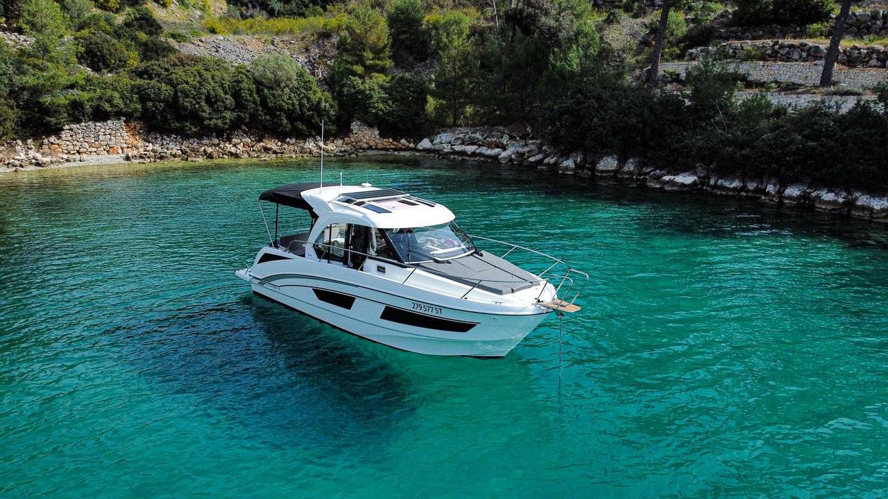 Antares 9 OB „Arya“ als Charteryacht
