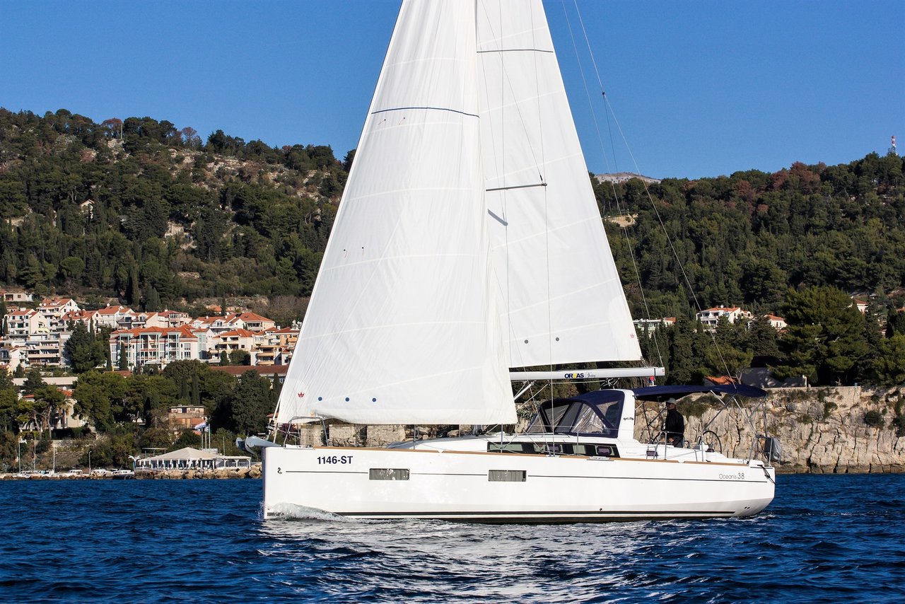 Oceanis 38 (3cab/2wc) „Arsen“ als Charteryacht