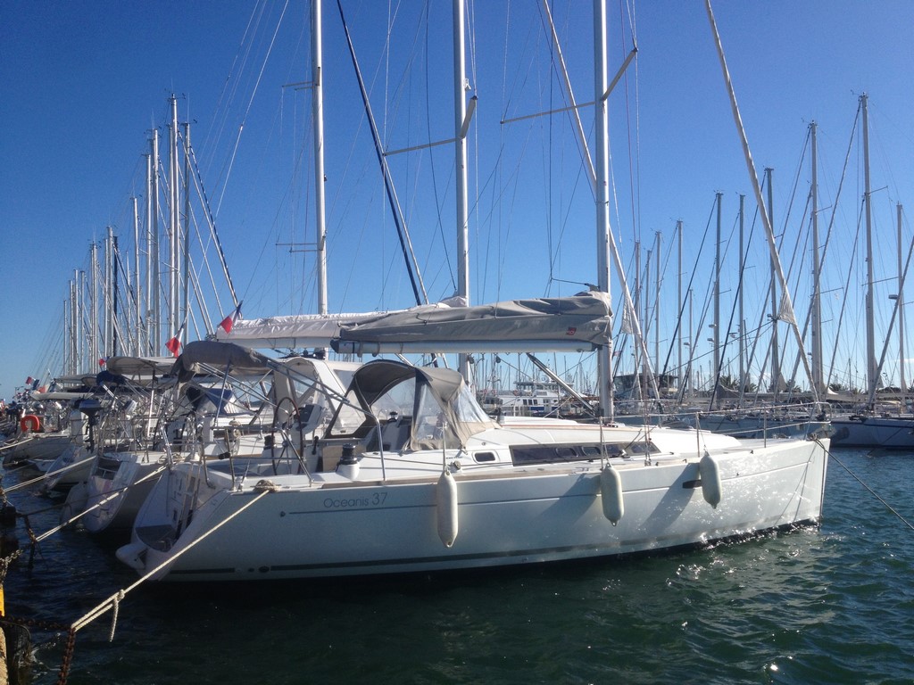 Oceanis 37 (3cab) „Beleza“ als Charteryacht