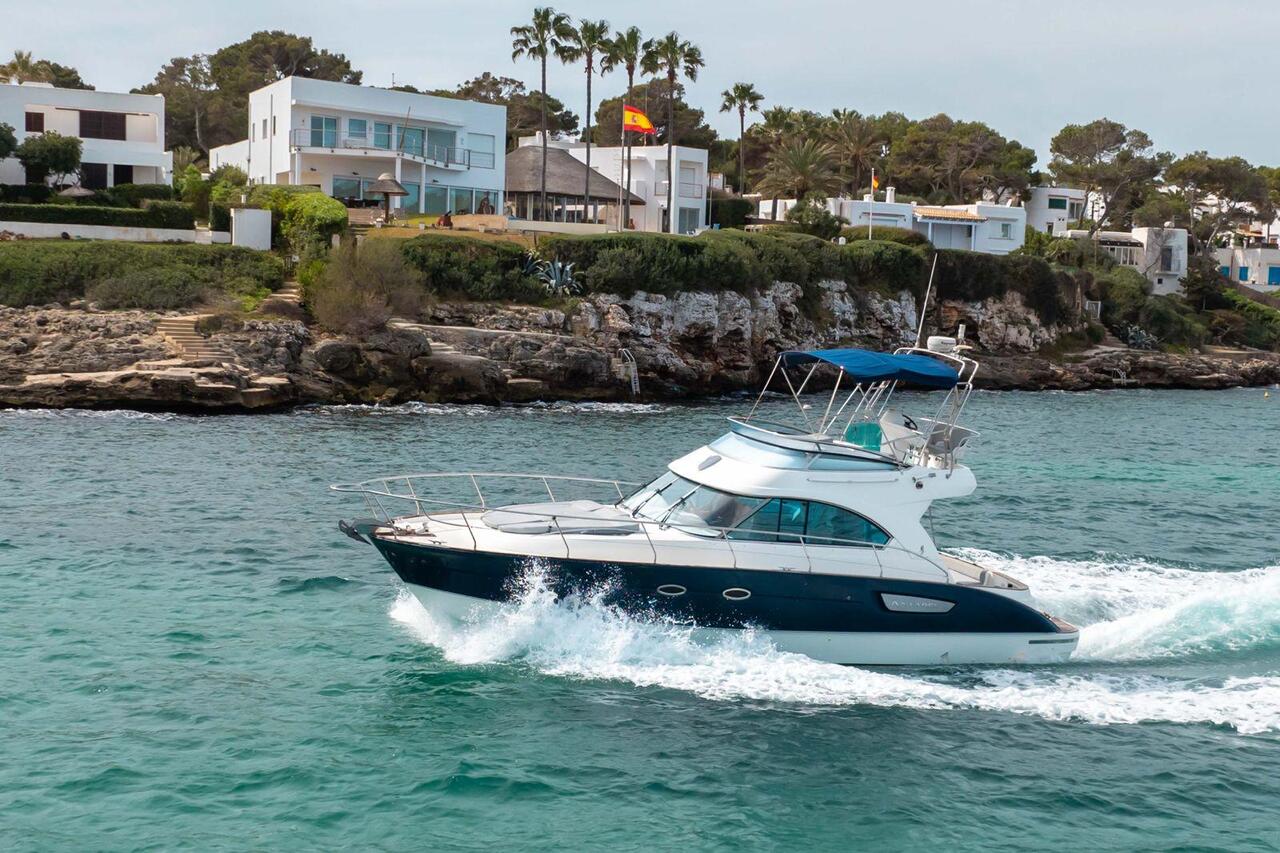 Antares 12 Fly „Helen Rose“ als Charteryacht