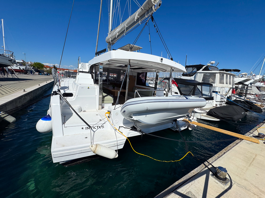 Bali Catspace „Invictus“ als Charteryacht