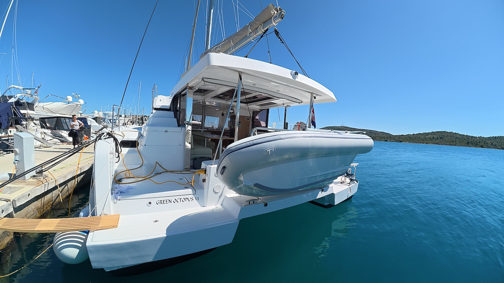 Bali Catspace OV „Green Octopus 33“ als Charteryacht