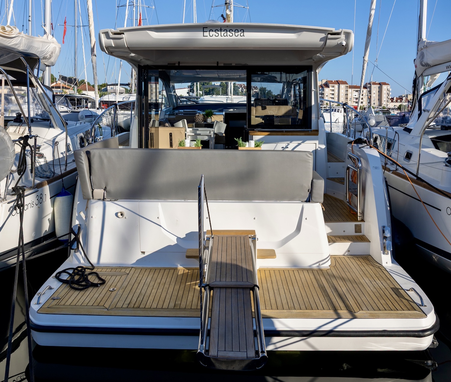 Sealine C390 (3cab) „Ecstasea“ als Charteryacht