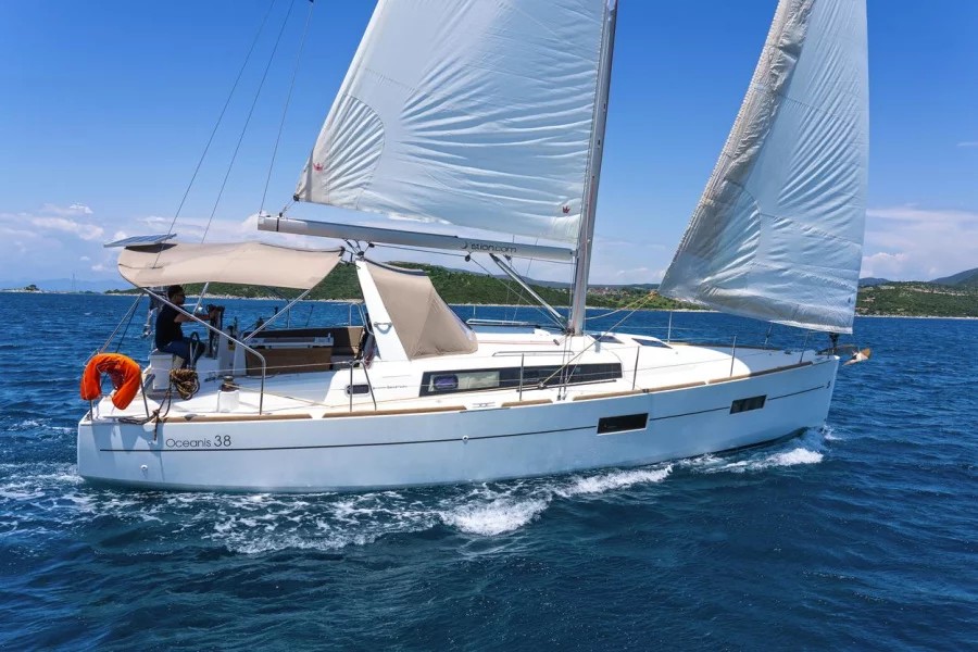 Oceanis 38 (3cab/2wc) „Epicteto“ als Charteryacht