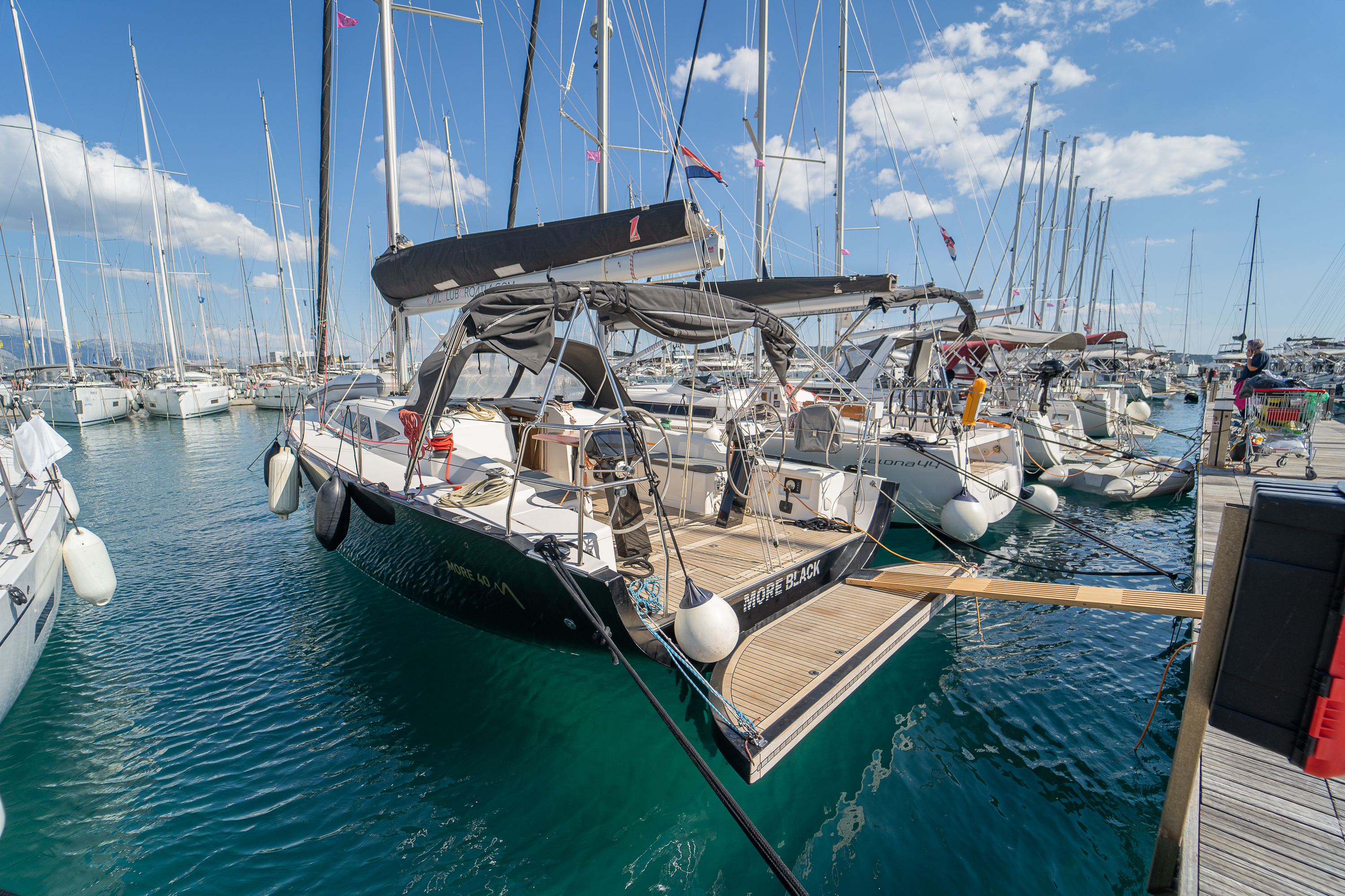 More 40 „More Black“ als Charteryacht