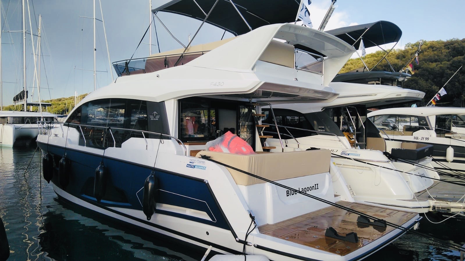 Sealine F430 „Blue Lagoon II“ als Charteryacht