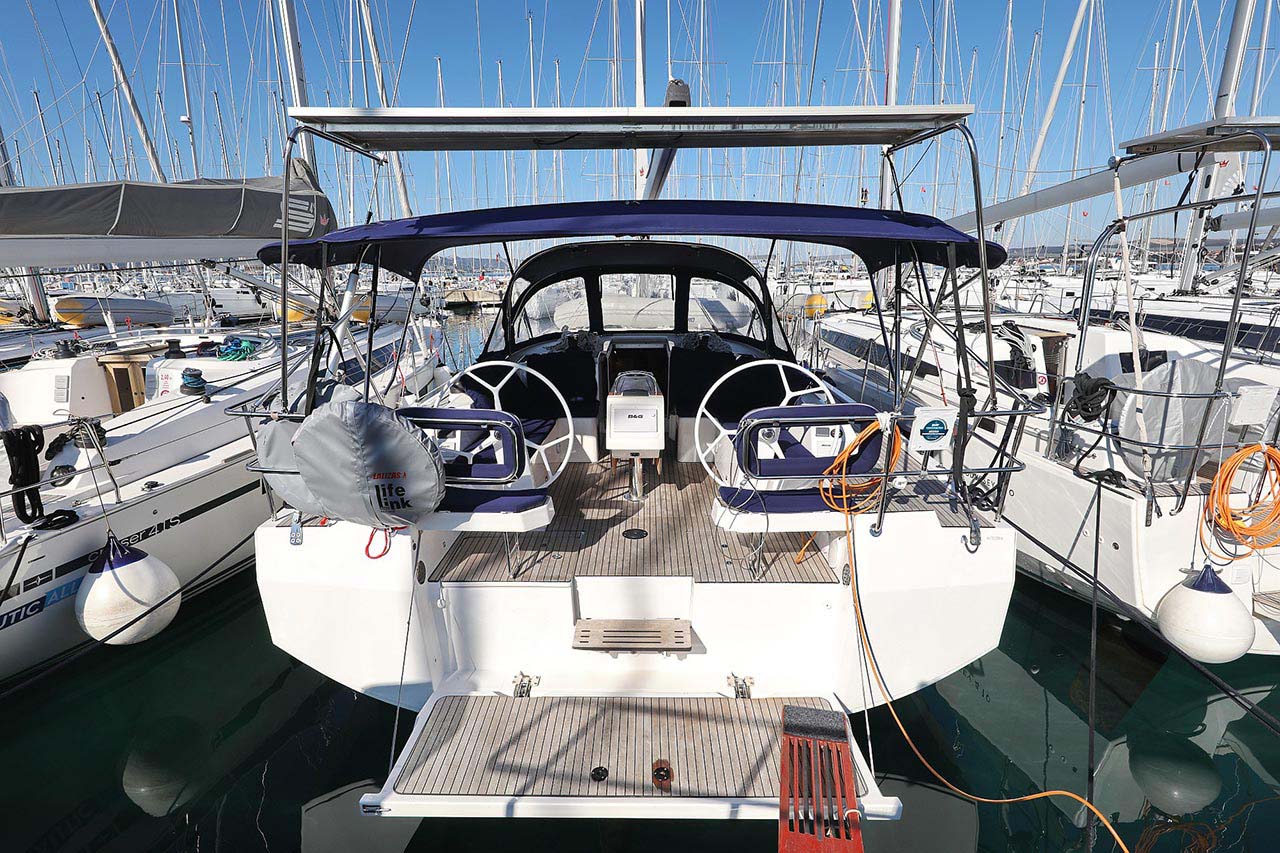 Bavaria C42 „First Light“ als Charteryacht