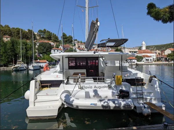 Astréa 42 (4 cab) „Flavia Augusta“ als Charteryacht