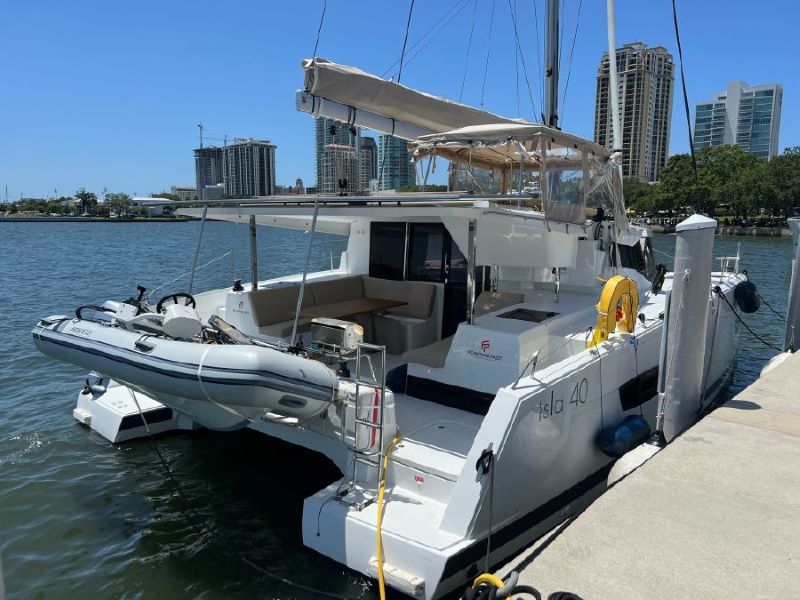 Isla 40 (3cab/3wc) „Second Wind“ als Charteryacht
