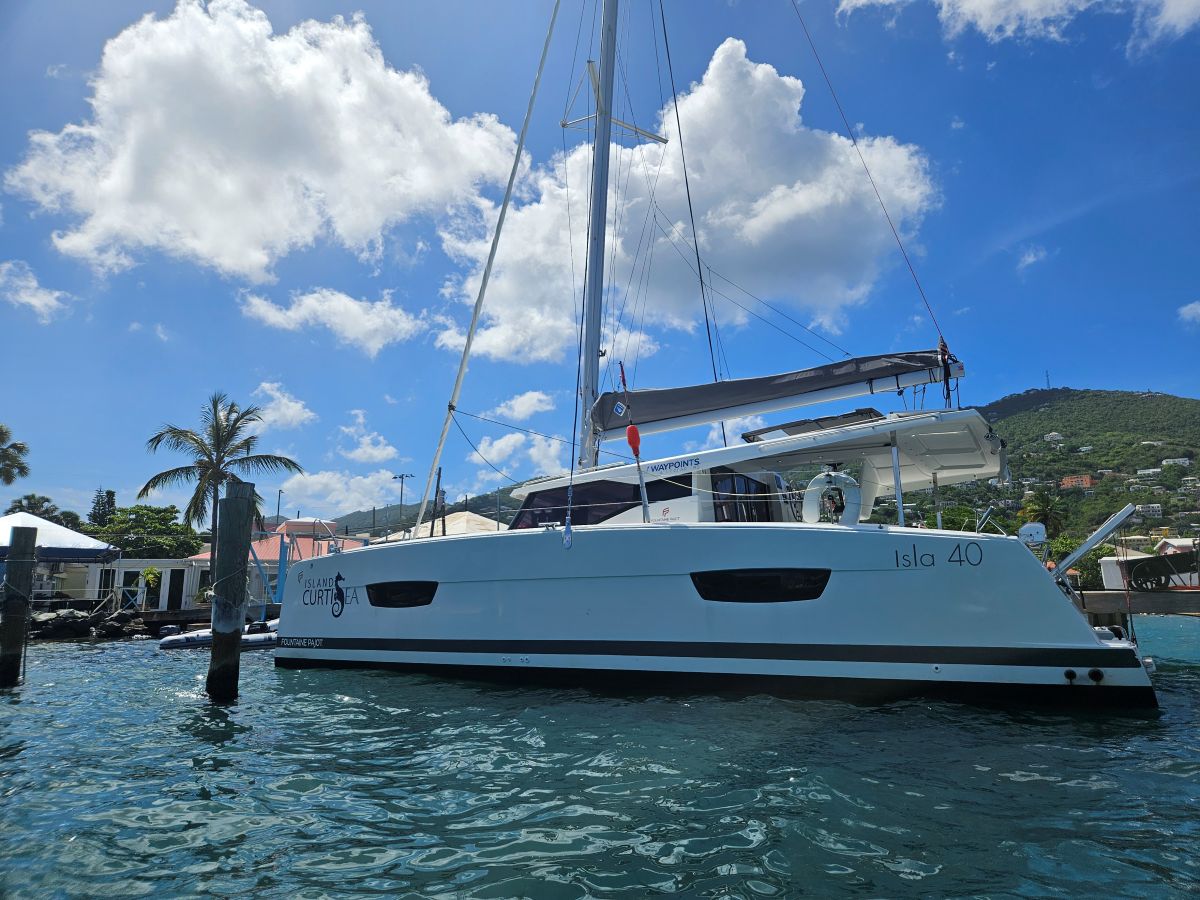 Isla 40 (4+1cab/4wc) „Island Curtisea“ als Charteryacht