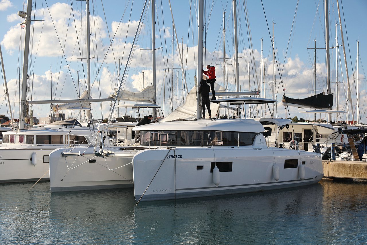 Lagoon 42 (4+2cab/4wc) „Rea“ als Charteryacht