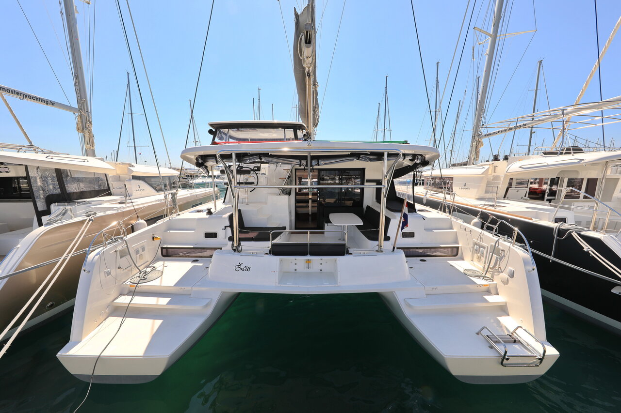 Lagoon 42 (4+2cab/4wc) „Zeus“ als Charteryacht