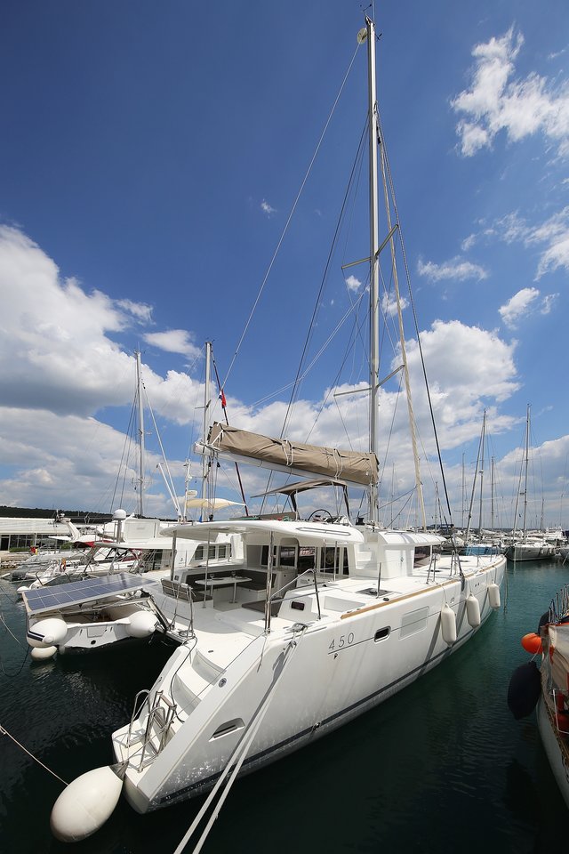 Lagoon 450 (4+2cab/4wc) „Ladies and Gentlemen“ als Charteryacht