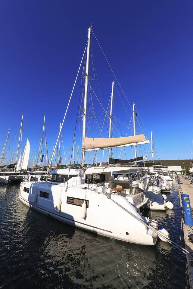 Lagoon 46 (4+2cab) „Midlife Crisis“ als Charteryacht