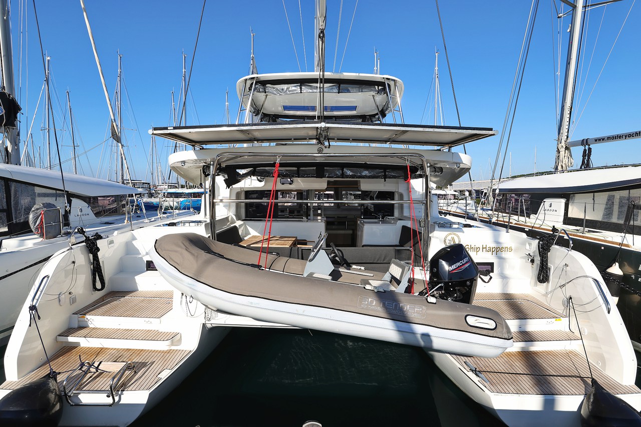 Lagoon 46 (4+2cab) „Ship Happens“ als Charteryacht