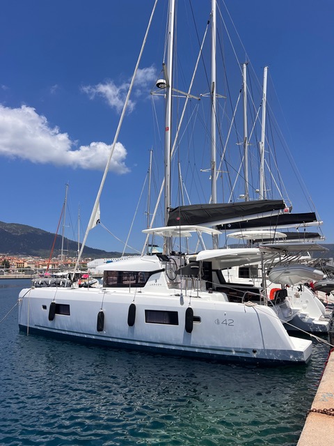 Lagoon 42 (4+2cab/4wc) „Celavie“ als Charteryacht