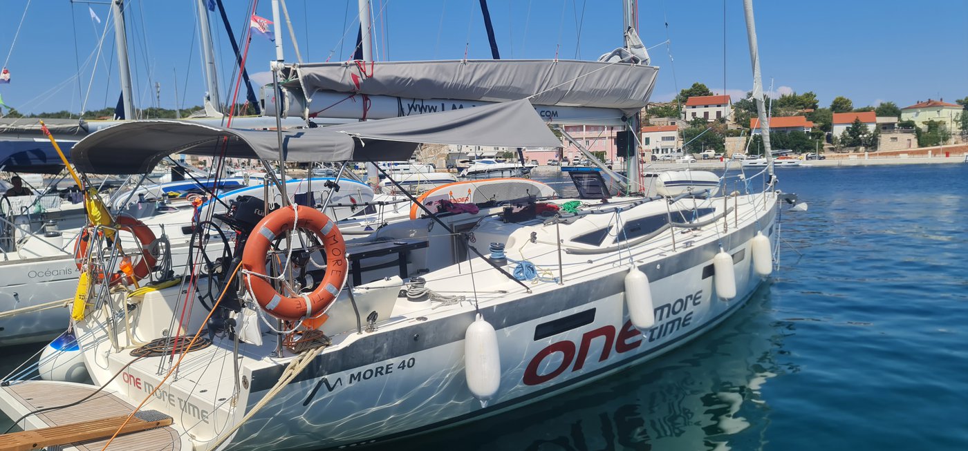 More 40 „One More Time“ als Charteryacht