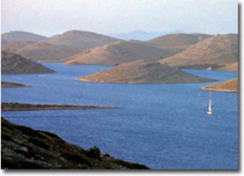 Nord-Dalmatien Kornaten Charter: Hügelig-karge Eilande zwischen tiefblauem Wasser