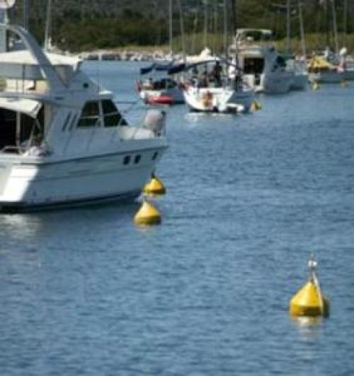 Yachtcharter Balearen: Festmachen an Bojen statt Ankern